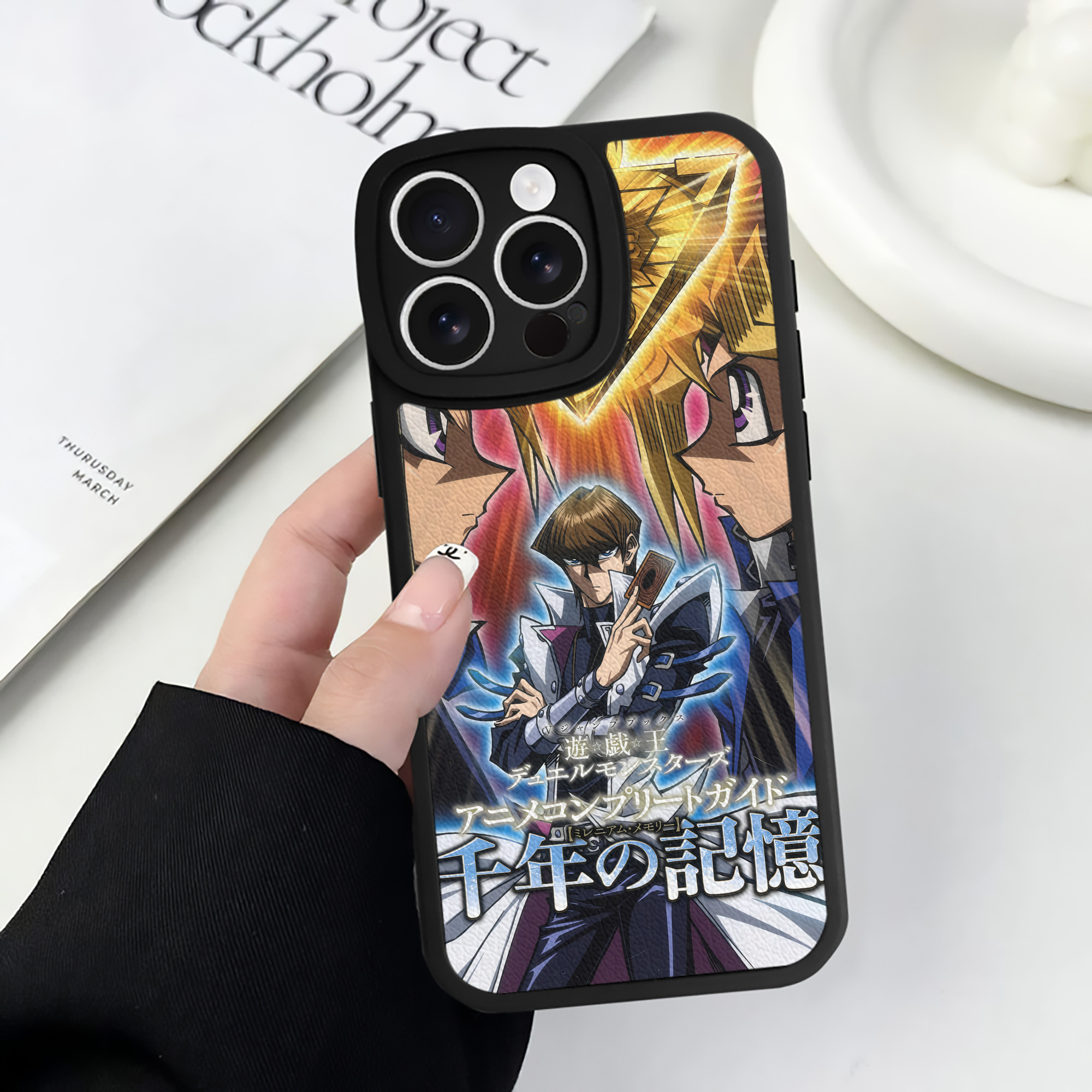 （画像用） 遊☆戯☆王 Yu-Gi-Oh! 【iPhone 16シリーズ対応】シリコンスマホケース（レザー調） 材質：シリコン